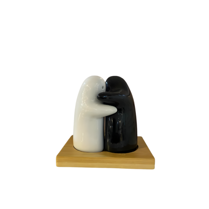 Yingyag Hug Salt & Pepper Shaker Set